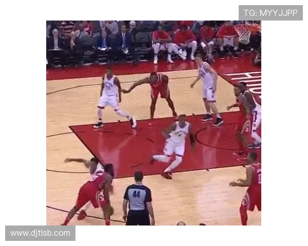 科比家里那个篮球架，也太能炫富了吧，感觉普通人家根本没法比